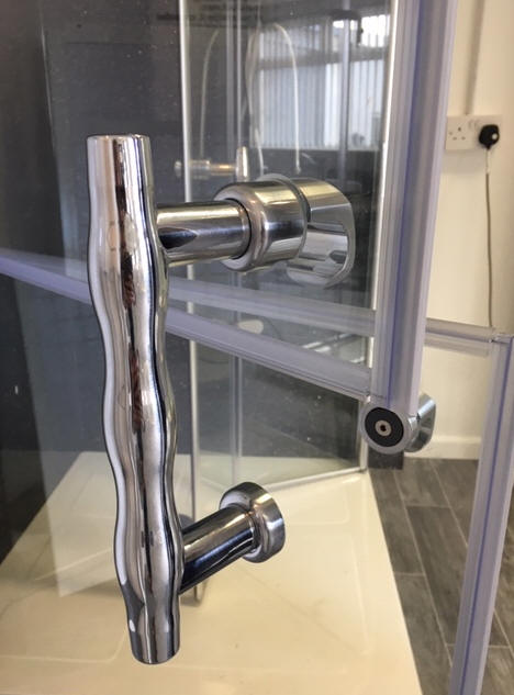 Shower door handle on the stable style L2 and L3 models