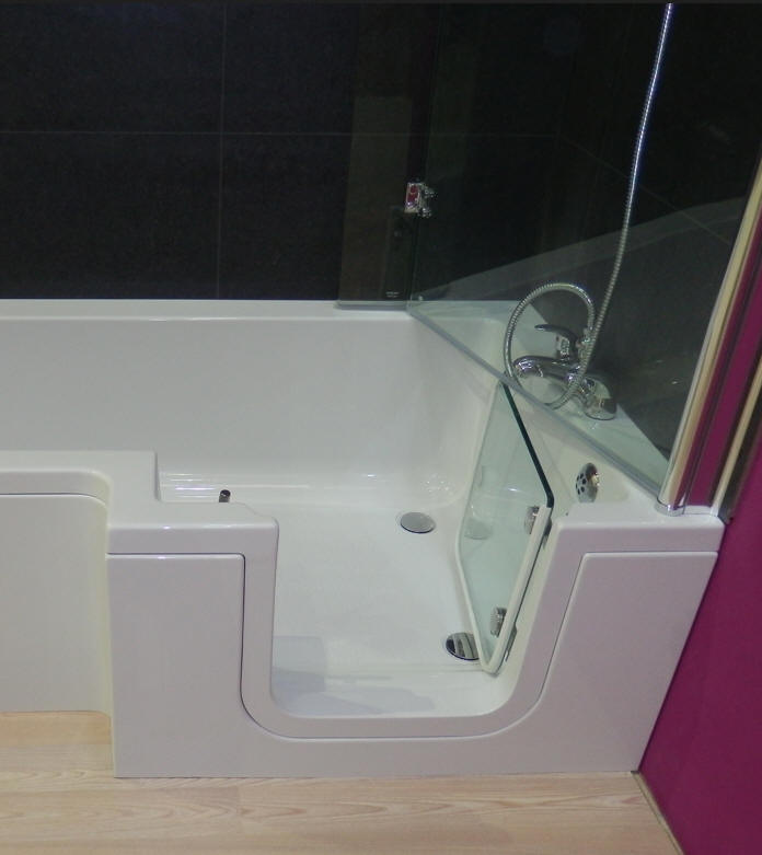 SAVANNA bath with doors opened inward